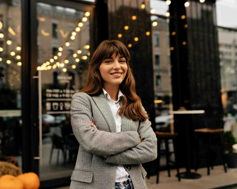 Entrepreneur sert un client et traite un paiement au comptoir lors d’un événement